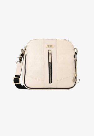 Kremowa torebka Kazar na ramię z pionową kieszenią zapinaną na suwak z przodu, regulowanym czarnym paskiem i okrągłą zawieszką z logo na łańcuszku.
