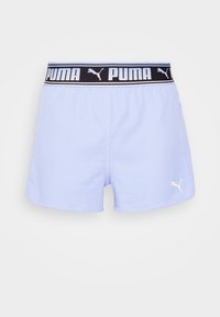 Vaaleanvioletit shortsit, joissa musta joustava vyötärönauha ja valkoiset "PUMA"-tekstit sekä logo. Sileä pinta, rento istuvuus ja polven yläpuolelle ulottuva pituus.