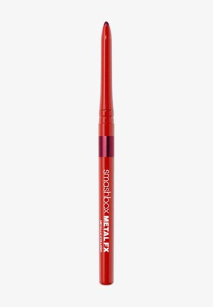 Roter metallischer Kajalstift mit spitzem Ende und glänzender Oberfläche. Markenname und Produktdetails in Weiß auf dem Stift gedruckt.