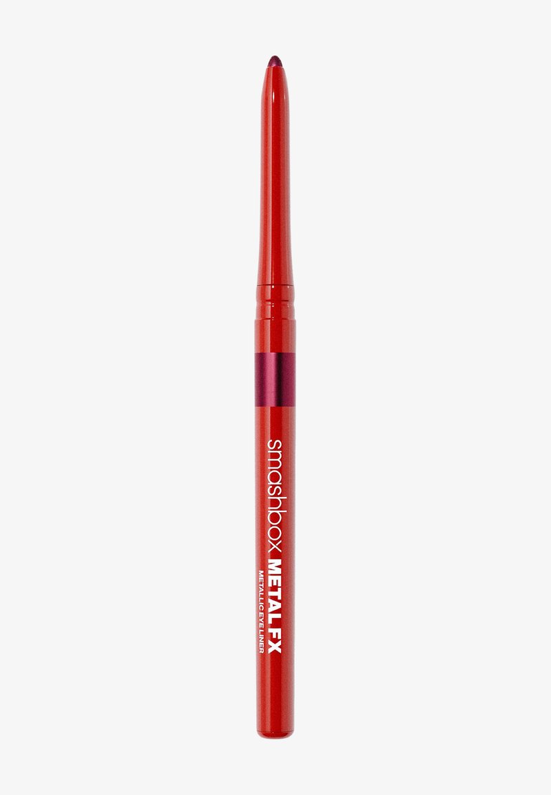 Crayon pour les yeux métallique rouge avec une pointe effilée, présentant une finition brillante. Nom de la marque et détails du produit imprimés en blanc sur le corps.