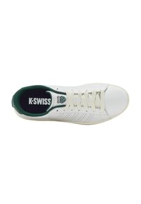 Adidași albi din piele cu accente verzi, design cu șireturi, laturi perforate și o interior întunecat cu logo-ul K-Swiss. Talpă plată din cauciuc.