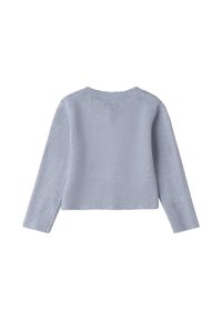 Jasnoniebieski sweter dzianinowy z długimi rękawami, okrągłym dekoltem, fakturowanym wzorem u dołu oraz małym logo z tyłu.