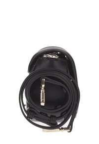 Borsa a mano in pelle nera con forma arrotondata, dotata di una chiusura in metallo dorato e una tracolla nera arrotolata e ben sistemata all'interno.