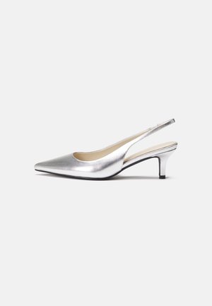 Sølvmetallic slingback-pumpe med spids tå og lav hæl. Glat tekstur og minimalistisk design med en subtil glans.