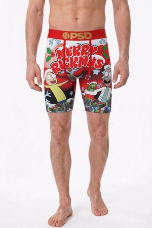 Mężczyzna noszący czerwone bokserki z motywem bożonarodzeniowym z postaciami z kreskówek i tekstem "Merry Rickmas" na białym tle.