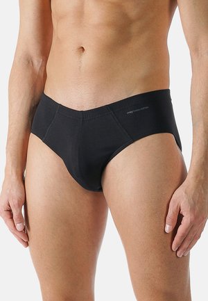 Schwarze Baumwollslips mit glatter Textur, elastischem Bündchen und minimalistischer Gestaltung, die eine subtile Markenbildung am Bündchen aufweist.