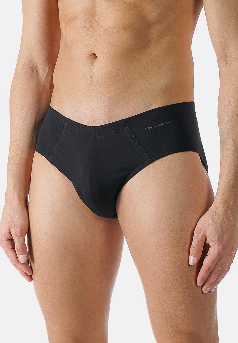 Schwarze Baumwollslips mit glatter Textur, elastischem Bündchen und minimalistischer Gestaltung, die eine subtile Markenbildung am Bündchen aufweist.