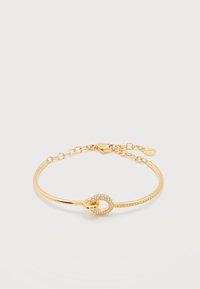 Χρυσό βραχιόλι με έναν μικρό διακοσμητικό κύκλο επενδυμένο με κρύσταλλα και λεπτό κούμπωμα αλυσίδας σε λευκό φόντο.