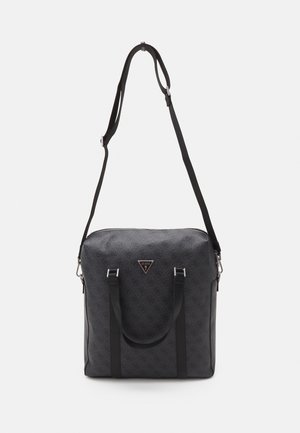 Sac fourre-tout synthétique noir avec deux poignées supérieures, bandoulière ajustable, motif texturé et accent logo sur le devant.