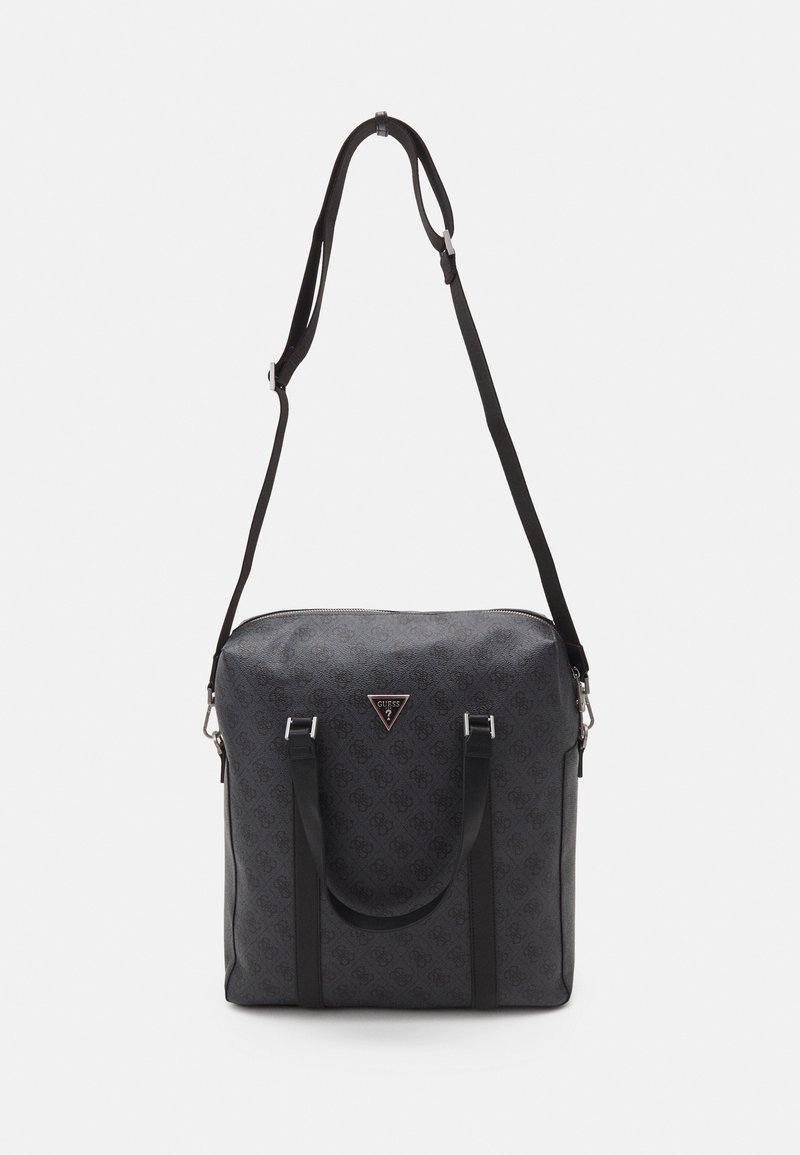 Sac fourre-tout synthétique noir avec deux poignées supérieures, bandoulière ajustable, motif texturé et accent logo sur le devant.