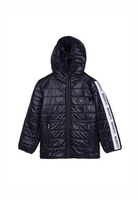 Giacca puffer navy con cappuccio, chiusura con zip, due tasche con zip e una striscia con logo bianco lungo un maniche. Materiale liscio e lucido con texture trapuntata.