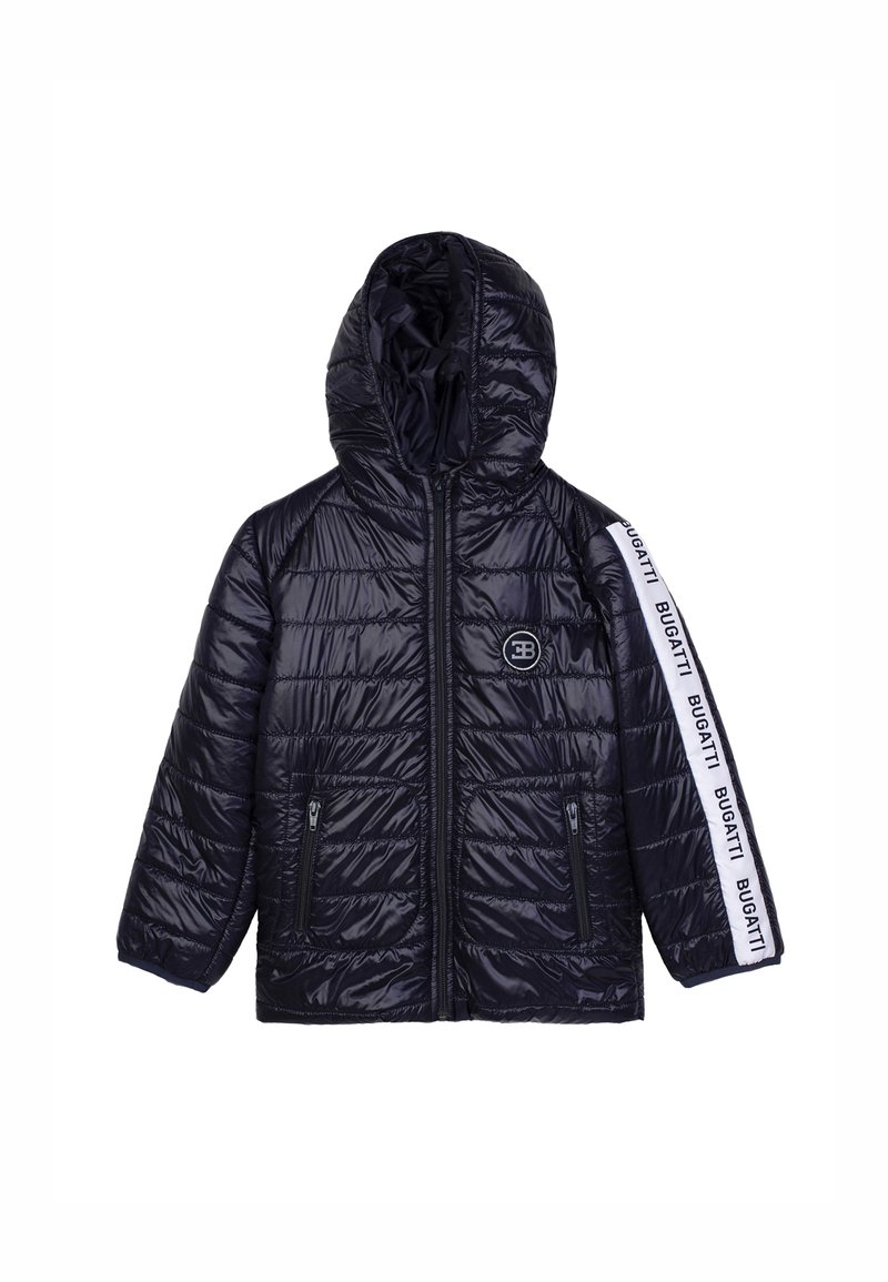 Giacca puffer navy con cappuccio, chiusura con zip, due tasche con zip e una striscia con logo bianco lungo un maniche. Materiale liscio e lucido con texture trapuntata.