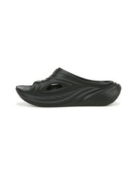 Sabot noir sans lacets en matériau en caoutchouc texturé, avec un design incurvé, des motifs en relief et une découpe sur le côté pour la ventilation.