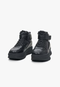 Czarne sneakersy za kostkę wykonane ze skóry, z sznurowadłami i rzepem, posiadające teksturowaną podeszwę oraz perforowany wzór na palcach.