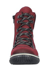 Czerwone zamszowe botki za kostkę z czarnymi sznurowadłami, metalowymi oczkami i gumową podeszwą. Posiadają boczny zamek błyskawiczny i biały akcent wzdłuż podstawy.
