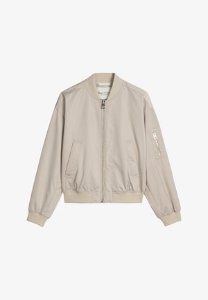 Veste bomber beige clair avec col, poignets et ourlet côtelés, fermeture éclair frontale, deux poches latérales et poche zippée sur la manche gauche.