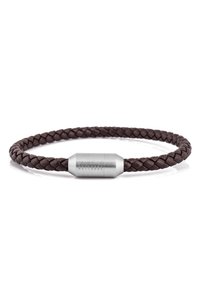 Bracciale in pelle intrecciata marrone con chiusura cilindrica in metallo argento con dettagli incisi, texture liscia e forma rotonda.