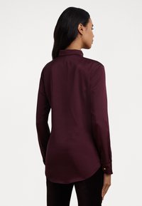 Lauren Ralph Lauren CLASSIC FIT SATIN CHARMEUSE SHIRT - Blusa com botões - pinot noir