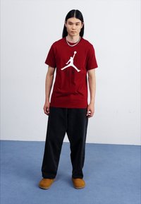 Jordan JUMPMAN FLIGHT TEE - T-shirts print - team red/white