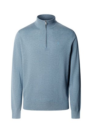 Lyseblå langærmet sweater med kvart lynlås foran og ribbet krave, manchetter og kant, vist på hvid baggrund.