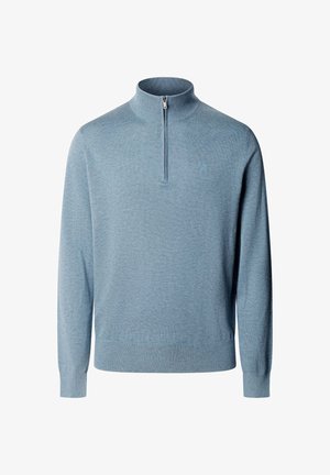 Lyseblå langærmet sweater med kvart lynlås foran og ribbet krave, manchetter og kant, vist på hvid baggrund.