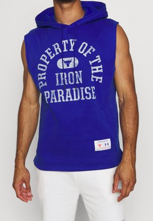 Blauer ärmelloser Hoodie mit Fronttasche, Kordelzug am Kapuzensaum und weißem, geprägtem Schriftzug "PROPERTY OF THE IRON PARADISE". Weicher Stoff, sportliche Passform.