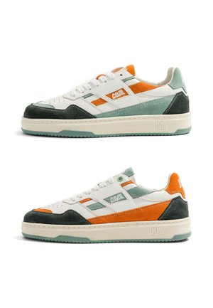 Paire de baskets basses avec des empiècements en daim et cuir blancs, verts, orange et noirs, lacets blancs et semelle en caoutchouc épaisse.