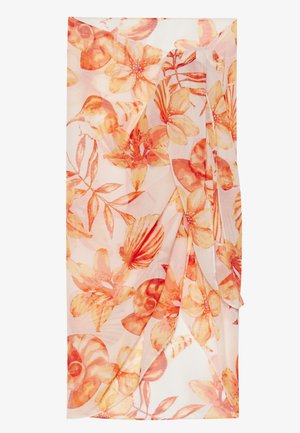 Διαφανές ύφασμα περιτύλιγμα με λουλουδάτο σχέδιο σε αποχρώσεις πορτοκαλί και απαλού ροζ, με πτυχώσεις και απαλές καμπύλες.