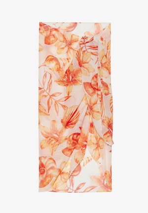 Permatomas audinys su gėlių raštu oranžinės ir švelniai rožinės spalvų atspalviuose, turintis drapiruotą dizainą ir švelnius raukšles.