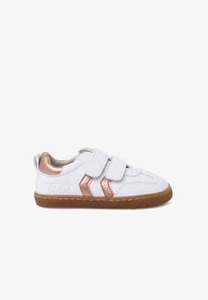 Bílá teniska s dvěma pásky na suchý zip, růžově zlatými akcenty a texturovaným materiálem připomínajícím kůži. Přírodní gumová podrážka s protiskluzovým vzorem.