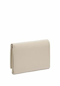 Beżowy, skórzany portfel o gładkiej fakturze, prostokątnym kształcie, z klapką i subtelnym przeszyciem. Brak widocznych elementów metalowych i wzorów.