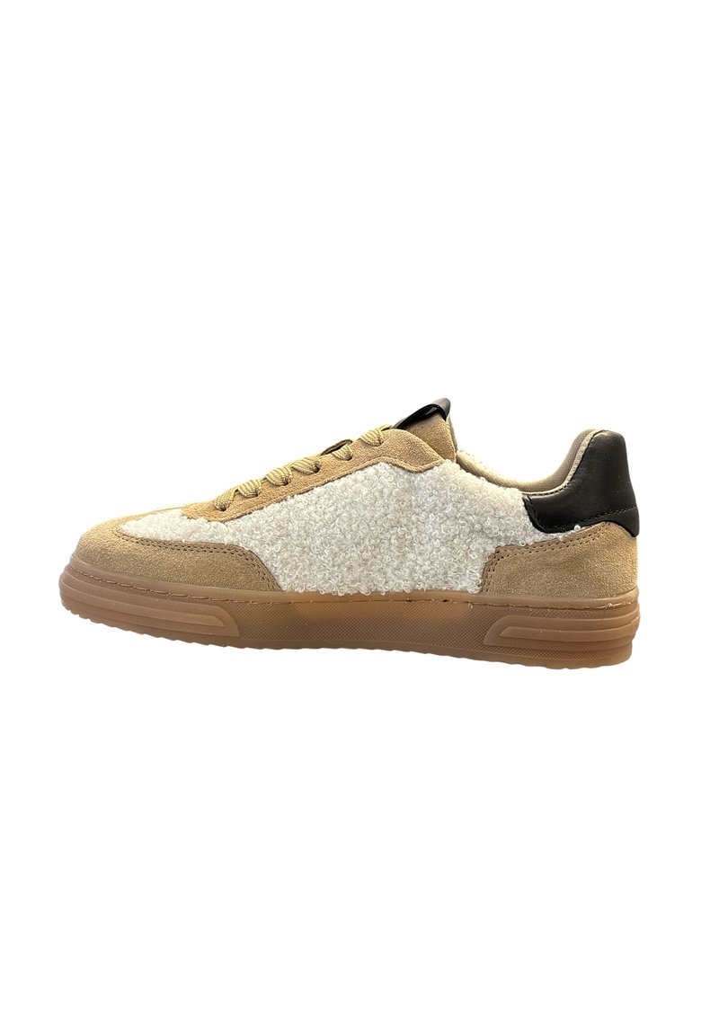 Beige Wildleder und fuzzige weiße Stoff-Sneaker mit schwarzem Fersenakzent und beigem Gummisohle. Verfügt über runde Schnürsenkel und strukturierte Seitenpaneele.