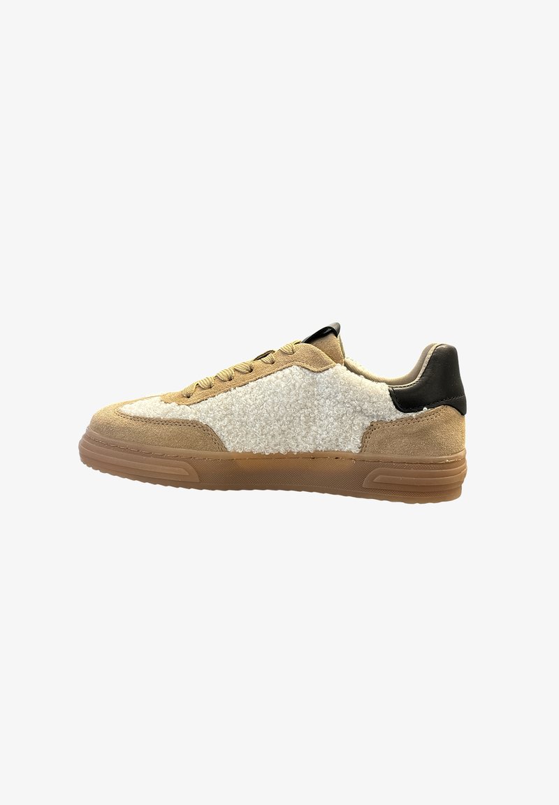 Beige Wildleder und fuzzige weiße Stoff-Sneaker mit schwarzem Fersenakzent und beigem Gummisohle. Verfügt über runde Schnürsenkel und strukturierte Seitenpaneele.