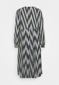 Abito a maniche lunghe con motivo a zigzag in blu navy e crema, con vita arricciata e tessuto texturizzato, che arriva all'altezza del polpaccio.