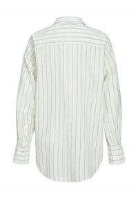 Camisa blanca de manga larga con finas rayas verdes. Presenta un cuello clásico, puños abotonados y un dobladillo recto. Está hecha de una tela ligera.