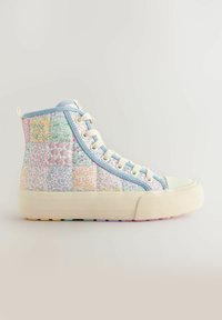 Højt sneakersko med pastelfarvet patchwork blomsterprint, hvide snørebånd, blå kant og tyk off-white sål mod hvid baggrund.