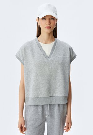 Grå cropped sweatshirt med dyb V-udskæring og korte ærmer, med ribbet halsudskæring og kant; inkluderer hvid tekstdetalje "Sunday Brunch Club".