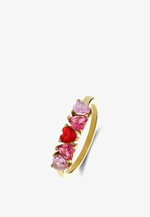 Gouden ring met vijf hartvormige edelstenen in tinten rood en roze, gerangschikt in een rij langs de band.