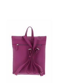 Sac à dos en cuir violet avec une poignée de transport en haut, des bretelles ajustables et une poche zippée à l'arrière, présentant une finition texturée.