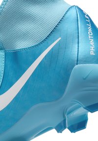 Scarpe da calcio sintetiche blu con tomaia testurizzata, dotate di un logo Nike Swoosh bianco e del marchio "PHANTOM L" sul lato.