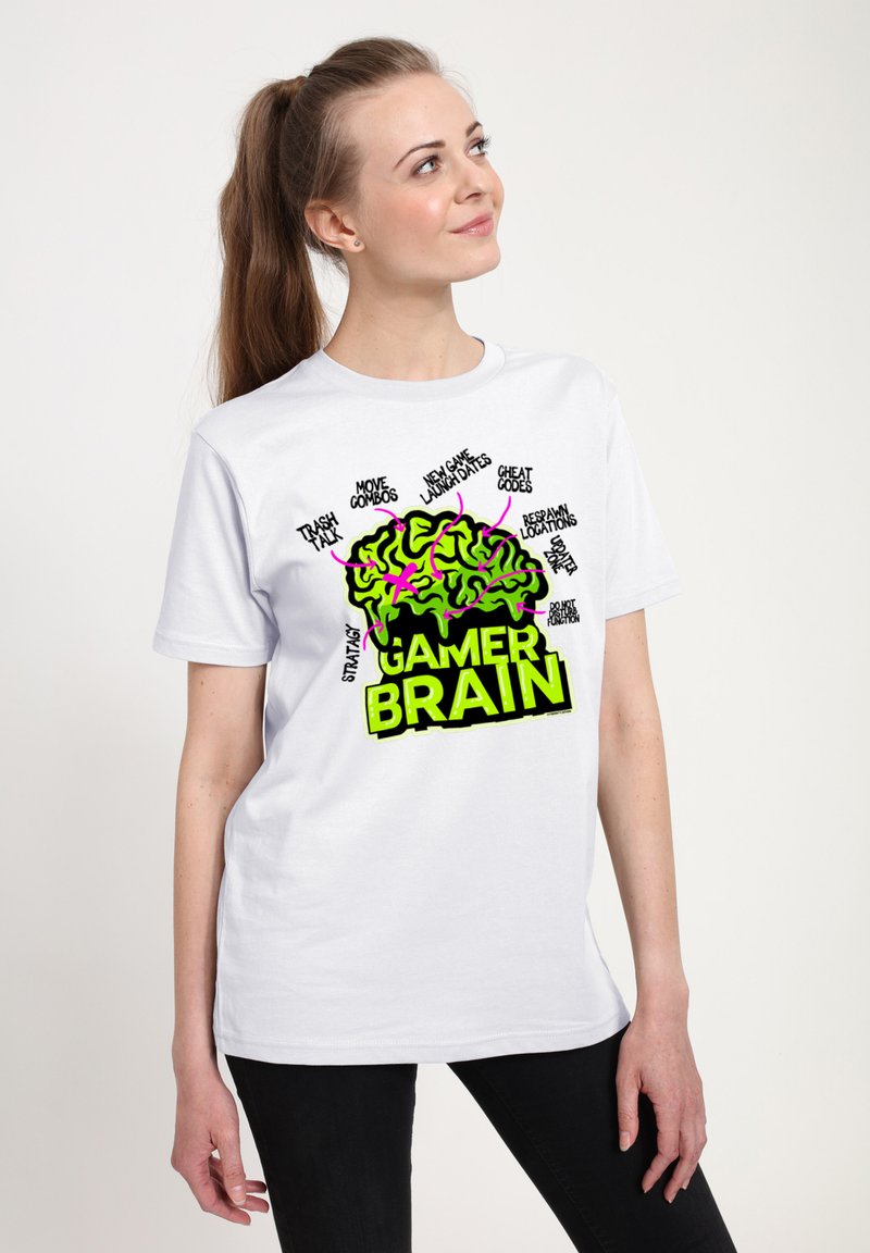 Hvid bomulds-t-shirt med et farverigt "GAMER BRAIN" grafik med grøn og sort tekst, der viser legende spilverden-relaterede termer.