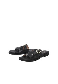 Zwarte leren sandalen met twee brede banden met uitsneden en een gouden gesp op één band. Vlakke zool met minimale profiel.