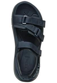 Sandál s otevřenou špičkou v námořnické modři, se třemi nastavitelnými popruhy, strukturovaným materiálem, perforovanou stélkou a pevnou gumovou podrážkou.