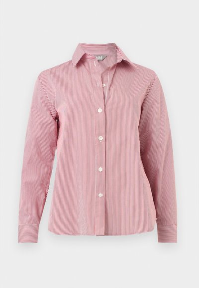 Πουκάμισο με μακριά μανίκια, κόκκινο και λευκό με κατακόρυφες ρίγες, κουμπωτό με γιακά και μανσέτες, απλωμένο σε λευκό φόντο.