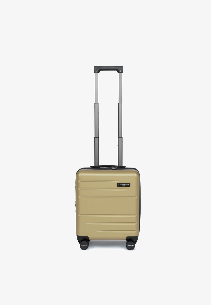 Hartschalen-Handgepäckskoffer in metallisch gold, mit strukturierter Oberfläche, einem ausziehbaren schwarzen Griff und vier schwarzen Rollen für die Mobilität.
