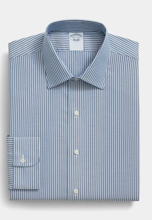 Blauw-wit gestreept overhemd met verticale strepen, opgevouwen met dichtgeknoopte manchetten en een puntige kraag.