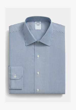 Blauw-wit gestreept overhemd met verticale strepen, opgevouwen met dichtgeknoopte manchetten en een puntige kraag.