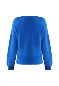 Pull bleu roi doux et duveteux à manches longues avec un large col arrondi, vu de dos.