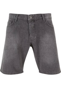 Pantalones cortos de mezclilla gris oscuro con un diseño recto, bolsillos frontales y cierre de botón en la parte delantera. Presenta una textura sutil y detalles de costura superior.
