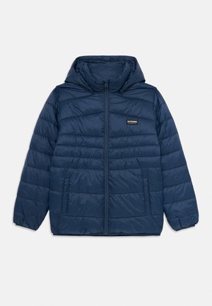 Veste matelassée à capuche bleu marine avec fermeture éclair à l'avant, deux poches latérales, poignets élastiques et petit logo "Outdoors" sur la poitrine.
